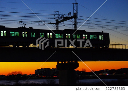 清晨,京王線經過玉川大橋 清晨,京王線經過玉川大橋 122783863