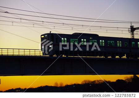Keio Line passing over Tamagawa Bridge early in the morning 122783872