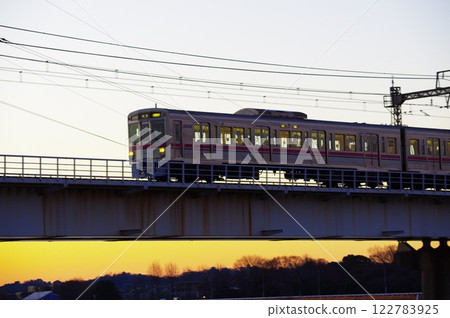 清晨，京王線經過玉川大橋 122783925