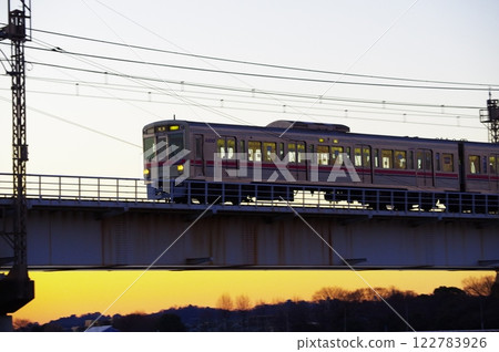清晨，京王線經過玉川大橋 122783926