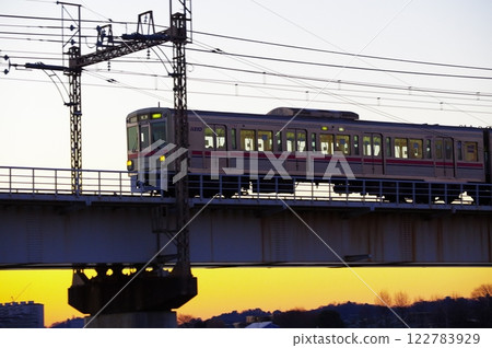 清晨，京王線經過玉川大橋 122783929