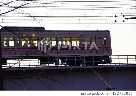 清晨，京王線經過玉川大橋 122783935