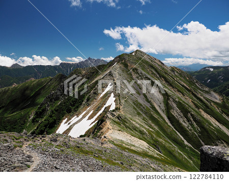 [Mountain scenery] Heading to the summit of Mt. Washiu, Northern Alps, Toyama Prefecture (2023) 122784110