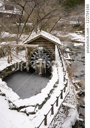 冰雪覆蓋、結冰的水車 冰雪覆蓋、結冰的水車 122784160