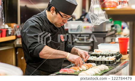 Man making sushi 122784479