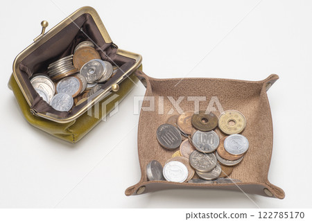 Petite and coin 122785170