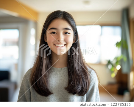 人工智慧生成的影像：客廳裡，一位留著一頭黑色長髮的少女對著鏡頭微笑 122785335