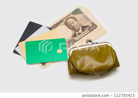 信用卡、10,000日圓和一個扣環錢包 信用卡、10,000日圓和一個扣環錢包 122785423