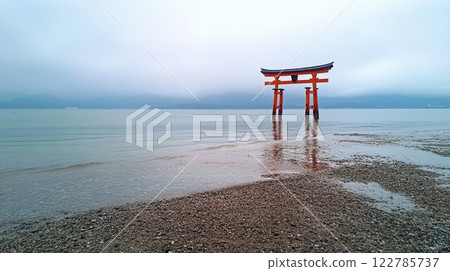 Torii漂浮在海中 Torii漂浮在海中 122785737