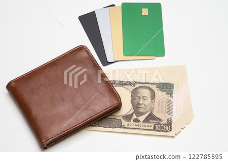 各種信用卡、錢包和 10,000 日元鈔票 122785895