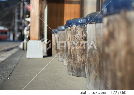 Wooden round chairs lined up 122786061