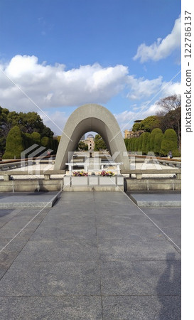 日本廣島縣廣島市廣島和平紀念公園廣島和平城紀念館和平之火原子彈爆炸圓頂正面圖 日本廣島縣廣島市廣島和平紀念公園廣島和平城紀念館和平之火原子彈爆炸圓頂正面圖 122786137