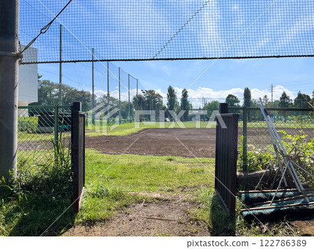 Entrance to the baseball field on a sunny day 122786389