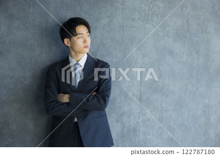 穿著西裝的男人 穿著西裝的男人 122787180