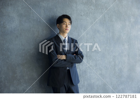 穿著西裝的男人 穿著西裝的男人 122787181