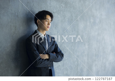 A man in a suit 122787187