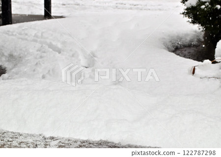 屋頂上的積雪、積雪、雪地上的腳印 122787298