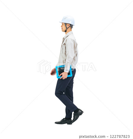 一位穿著工作服的中年男子正在行走。 一位穿著工作服的中年男子正在行走。 122787823