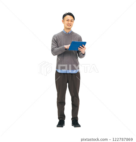 穿著休閒服的中年男子正在使用平板電腦。 穿著休閒服的中年男子正在使用平板電腦。 122787869