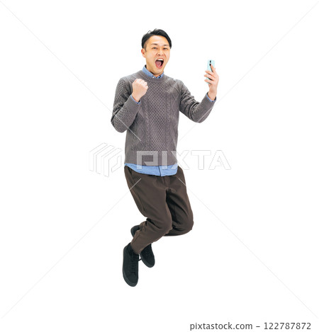 Middle-aged man jumping with a smartphone. Full-body photo PNG with transparent background precisely cut out by hand. 122787872