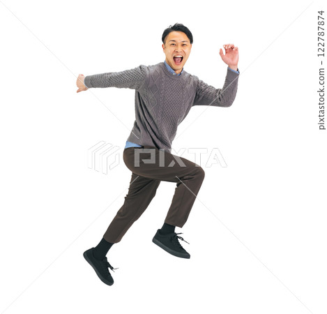 Middle-aged man in casual wear jumping. Full-body photo PNG with transparent background precisely cut out by hand. 122787874
