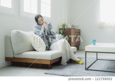 客廳裡身體不適的女人 122788002