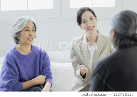 高級女性和穿西裝的女性正在交談 高級女性和穿西裝的女性正在交談 122788133
