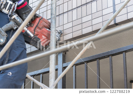 【大型公寓維修工程－工人製作鷹架】 122788219