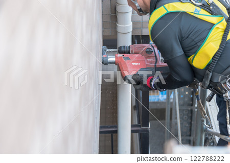 [Workers building scaffolding during large-scale apartment repair work] 122788222