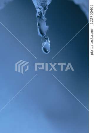Drop of water falling from the tsurara 122790403