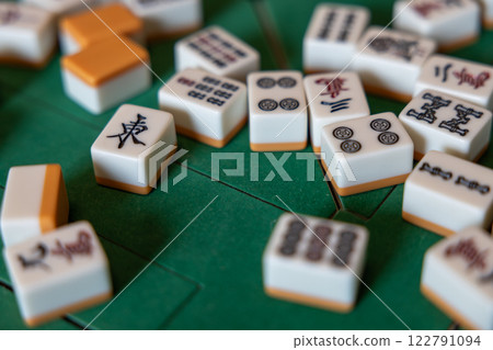 麻將牌散落在電子麻將桌上，風牌位於東邊 122791094