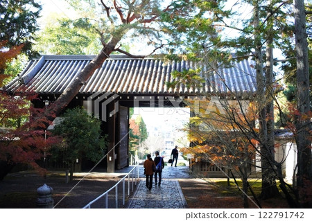 京都神社與寺廟：通往三門的道路 122791742