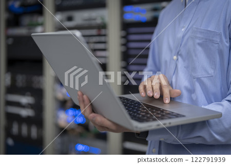 伺服器工程師圖片：一位年輕男子在筆記型電腦上工作的雙手 122791939