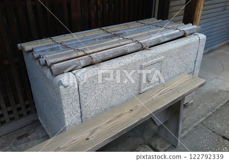 A stone fire cistern that accentuates the old townscape 122792339