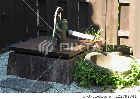 有手動泵的老井 122792341