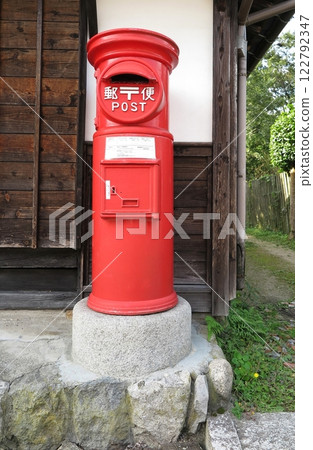 舊街景中殘留的紅色圓形信箱（垂直） 122792347