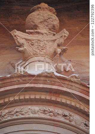 約旦，佩特拉，佩特拉遺址，埃爾卡茲尼（寶庫），據信裝有寶藏的花瓶 122792396