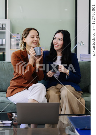 caucasian businesswoman creative talking discussion ideas and enjoys a coffee. caucasian businesswoman creative talking discussion ideas and enjoys a coffee. 122793001