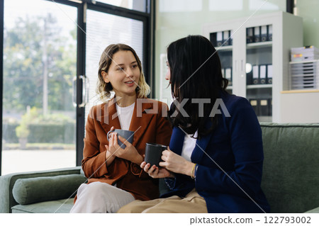 caucasian businesswoman creative talking discussion ideas and enjoys a coffee. 122793002