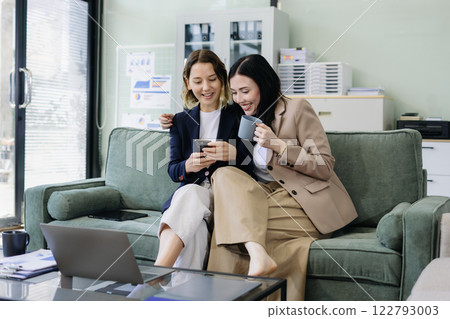 caucasian businesswoman creative talking discussion ideas and enjoys a coffee. 122793003