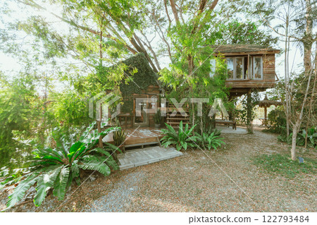Wooden tree cabin 122793484