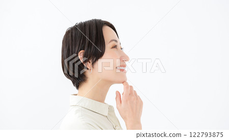 中年婦女,微笑,側面 中年婦女,微笑,側面 122793875