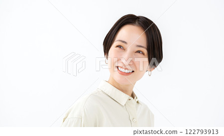 中間的女性微笑 中間的女性微笑 122793913