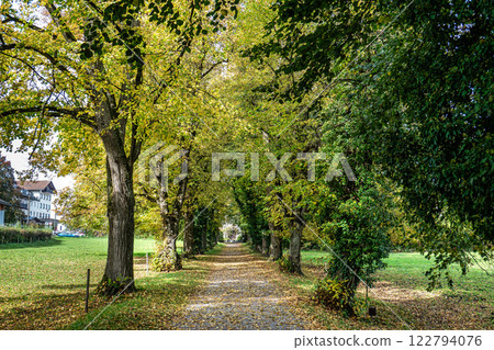 Autumn view at Bernrieder Park on Lake Starnberg, Bavaria, Upper Bavaria, Germany 122794076