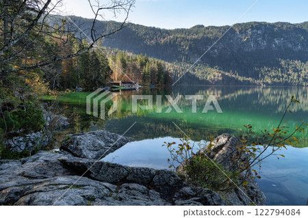 Autumn colors in fall at lake Eibsee, Garmisch-Partenkirchen, Bavarian alps, Germany 122794084