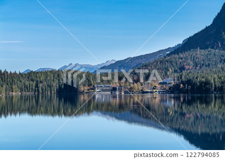Autumn colors in fall at lake Eibsee, Garmisch-Partenkirchen, Bavarian alps, Germany Autumn colors in fall at lake Eibsee, Garmisch-Partenkirchen, Bavarian alps, Germany 122794085