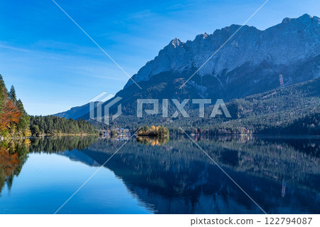 Autumn colors in fall at lake Eibsee, Garmisch-Partenkirchen, Bavarian alps, Germany Autumn colors in fall at lake Eibsee, Garmisch-Partenkirchen, Bavarian alps, Germany 122794087