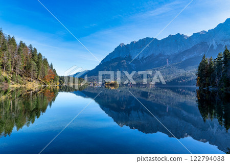 Autumn colors in fall at lake Eibsee, Garmisch-Partenkirchen, Bavarian alps, Germany Autumn colors in fall at lake Eibsee, Garmisch-Partenkirchen, Bavarian alps, Germany 122794088