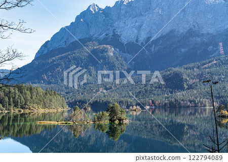 Autumn colors in fall at lake Eibsee, Garmisch-Partenkirchen, Bavarian alps, Germany 122794089
