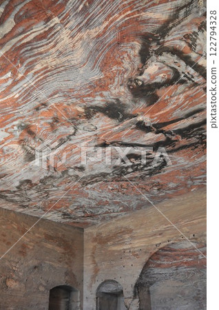 約旦，佩特拉，佩特拉遺址，安墓內，美麗的條紋岩石表面，皇家陵墓 122794328